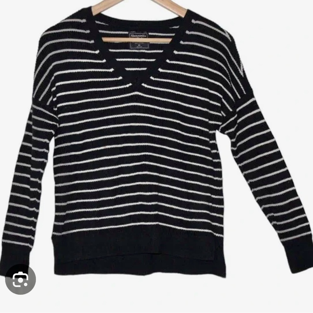 Abercrombie & Fitch Navy and White V-Neck Sweater Women's L